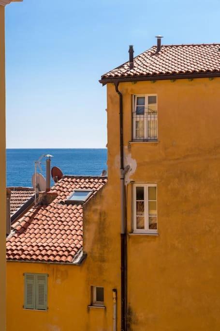 Between The Roofs Of Menton Old Town And The Sea Eksteriør bilde