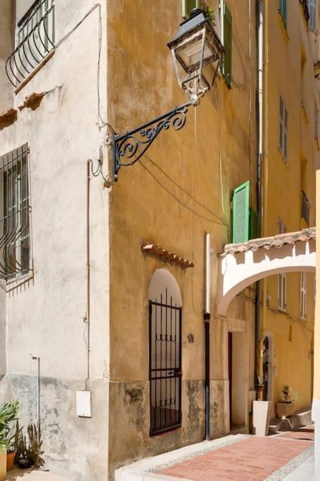 Between The Roofs Of Menton Old Town And The Sea Eksteriør bilde